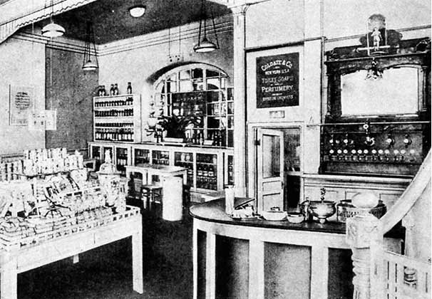 1902年頃　資生堂薬局の店内