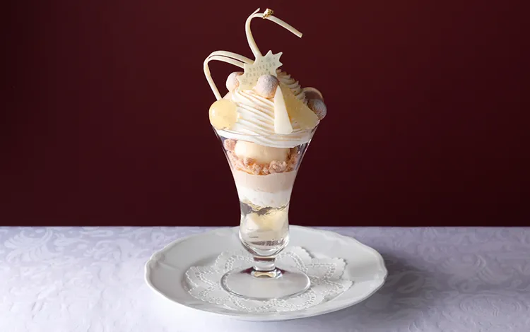 レアチーズのホワイトクリスマスパフェ